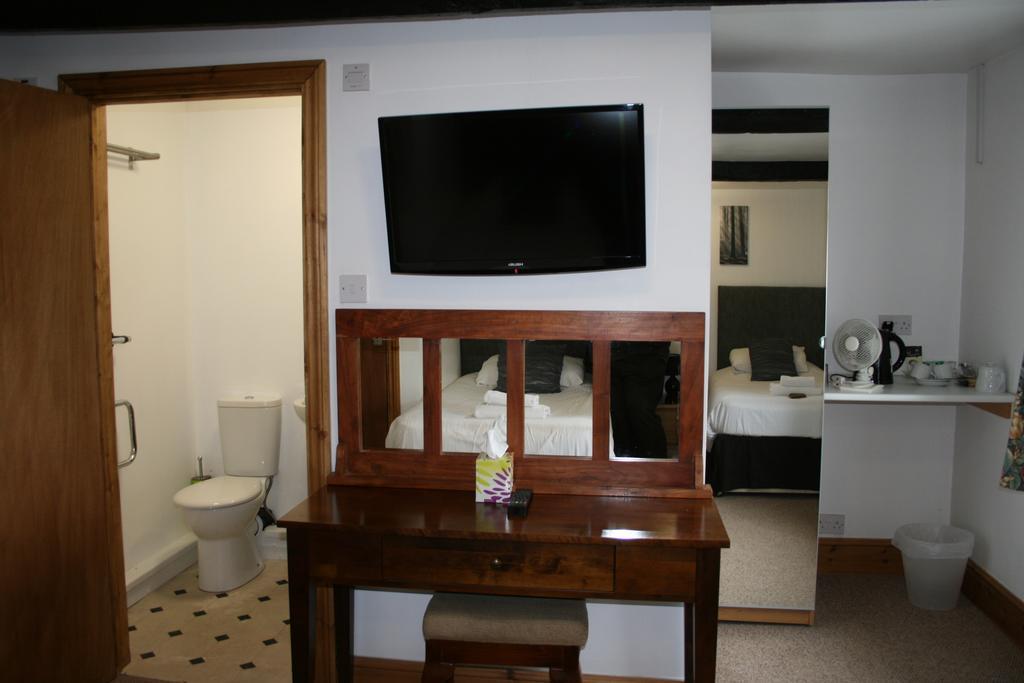 Bed and Breakfast The Leaking Well à Dunhampton Extérieur photo